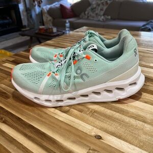 On Running cloud surfer Mint Running Shoes
